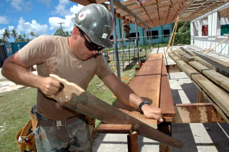 charpentier-COURMES-min_worker_construction_building_carpenter_male_job_build_helmet-893290